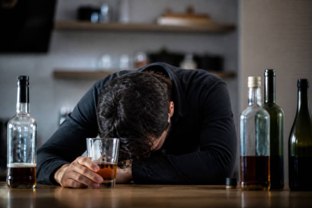 Alcoolisme maladie : causes, symptômes et traitements