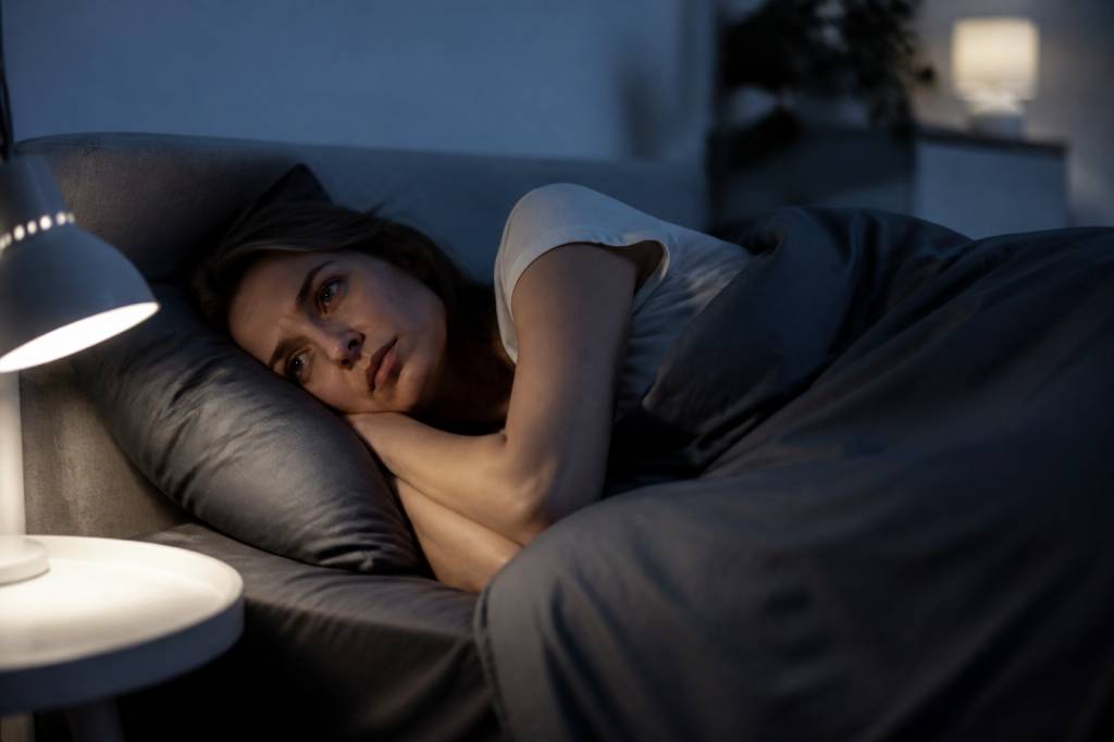 Angoisse le soir : causes, symptômes et solutions pour mieux la gérer